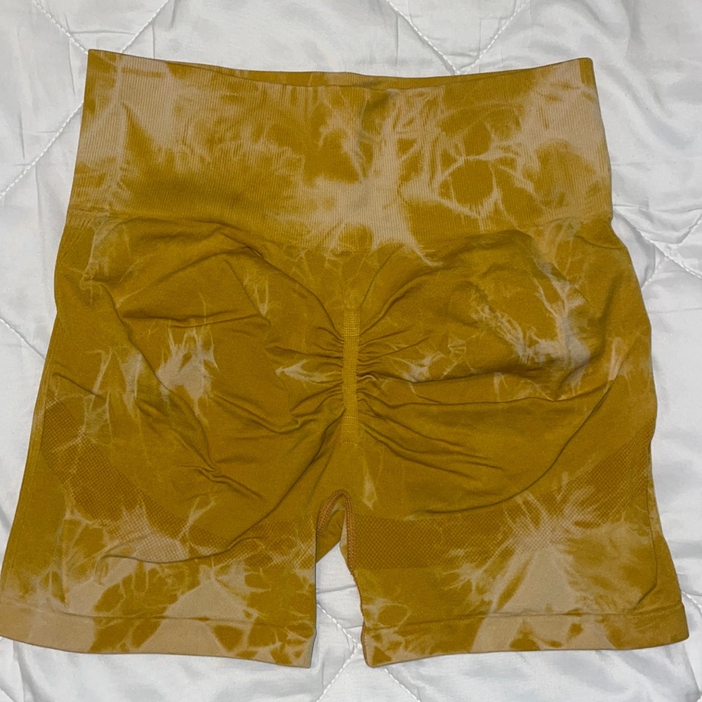 YELLOW TIE DYE SCRUNCH SHORT SHORTS!